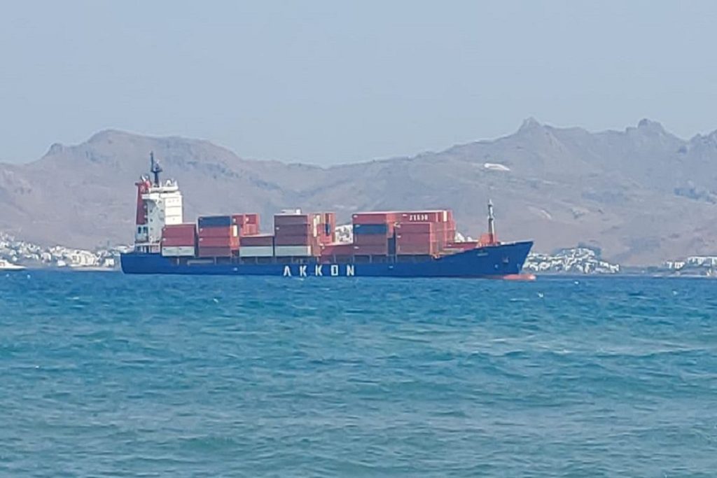 Πλοίο μεταφοράς εμπορευματοκιβωτίων προσάραξε στην Κω (video)