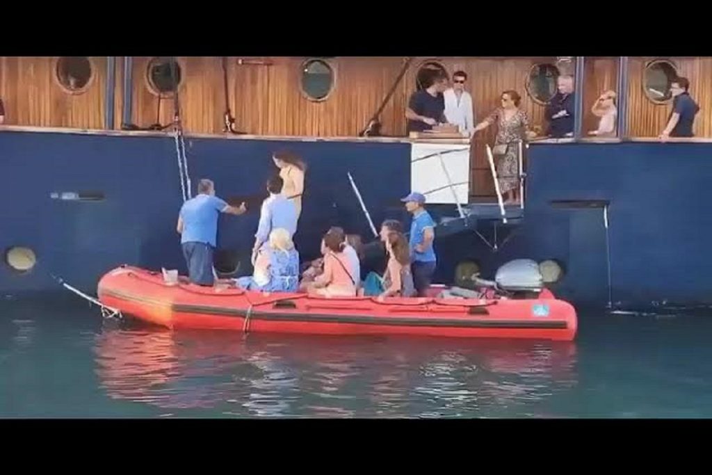 Προσάραξη τουριστικού σκάφους στους Παξούς - Βίντεο ντοκουμέντο