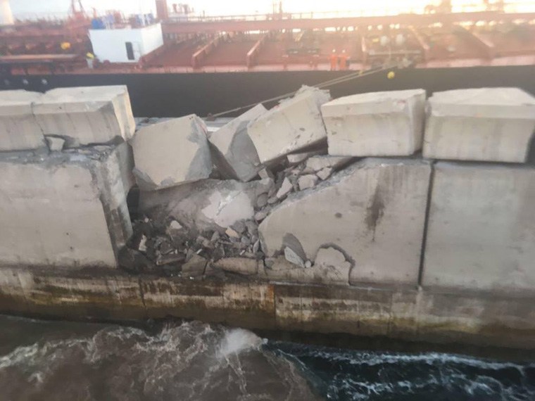 Καρέ- καρέ η πρόσκρουση επιβατηγού πλοίου σε λιμάνι στα Κανάρια νησιά [ΒΙΝΤΕΟ-ΦΩΤΟ]