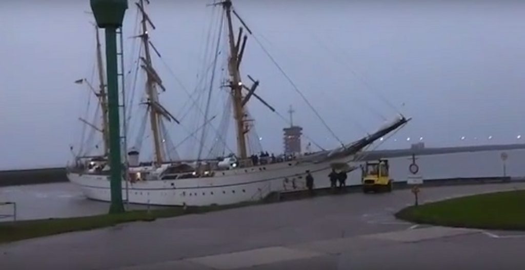 Το ιστιοφόρο Gorch Fock προσκρούει κατά την είσοδο του στο λιμάνι (Video)