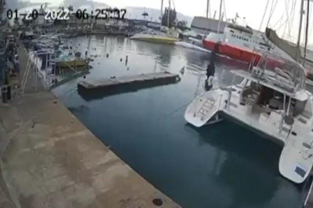 Ferry προσέκρουσε σε μαρίνα (ΒΙΝΤΕΟ)