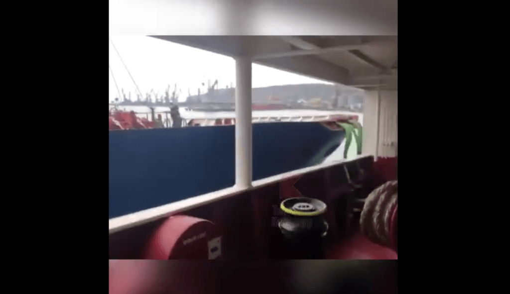 Πλοίο προσέκρουσε με την πλώρη σε πλοίο που ήταν δεμένο σε ντόκο (video)