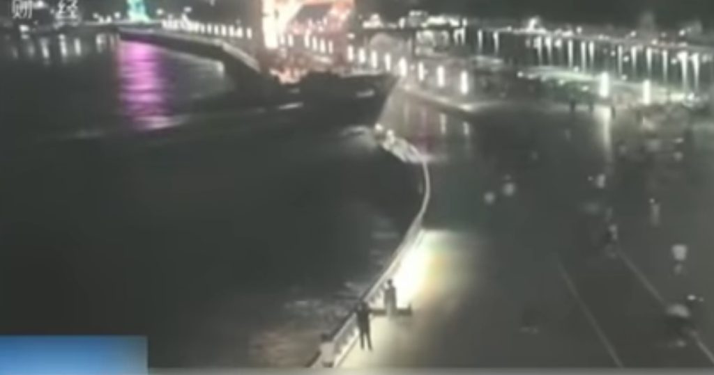 ΒΙΝΤΕΟ: Πλοίο προσέκρουσε στη στεριά- έντρομοι έτρεχαν οι άνθρωποι που υπήρχαν στο σημείο
