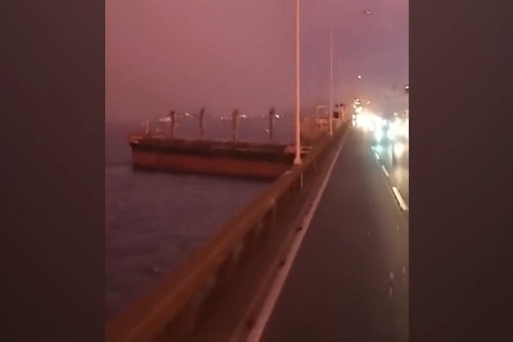 ΒΙΝΤΕΟ: Ακυβέρνητο φορτηγό πλοίο παρασύρθηκε και προσέκρουσε σε γέφυρα στο Ρίο ντε Τζανέιρο!