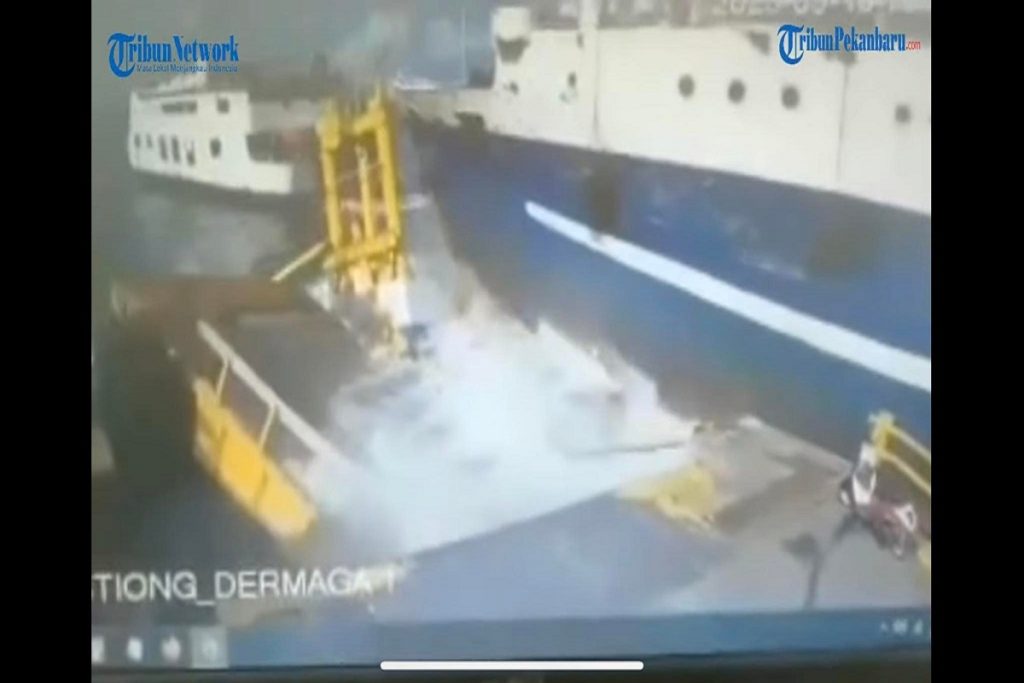 Επιβατηγό προσέκρουσε σε προβλήτα με φουλ ταχύτητα και διέλυσε τα πάντα που βρέθηκαν στην πορεία του!