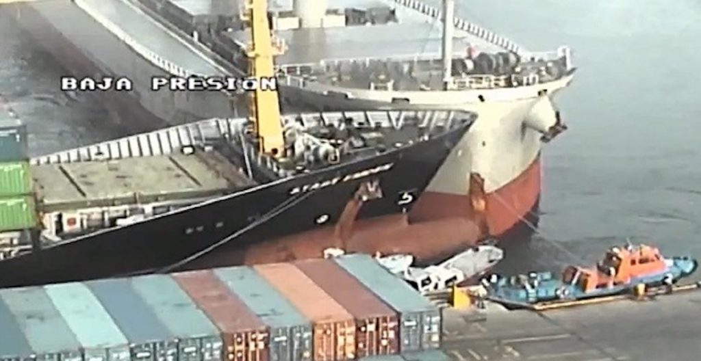 Φορτηγό πλοίο προσκρούει σε πλοίο container που είναι δεμένο! (Video)