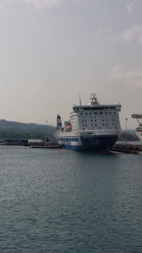 Φωτογραφία του «EUROPA LINK» μετά την πρόσκρουση στην νησίδα