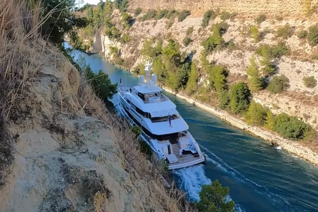 Θαλαμηγός προσέκρουσε στο πρανές της Διώρυγας της Κορίνθου! (video)