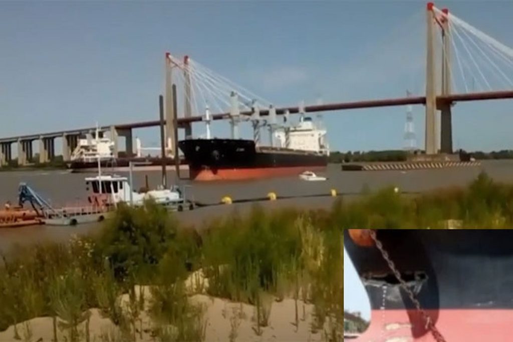 Φορτηγό πλοίο προσέκρουσε σε γέφυρα (φωτογραφίες)