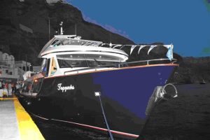 prwto-toyristiko-ploiario-garmpis