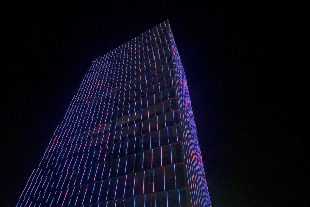 PIRAEUS TOWER : Φωταγωγήθηκε ο Πύργος Πειραιά για τα φετινά Χριστούγεννα (videos)