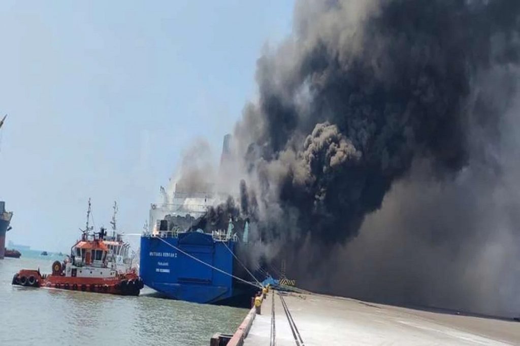 ΒΙΝΤΕΟ: Πυρκαγιά ξέσπασε σε ferry στην Ινδονησία