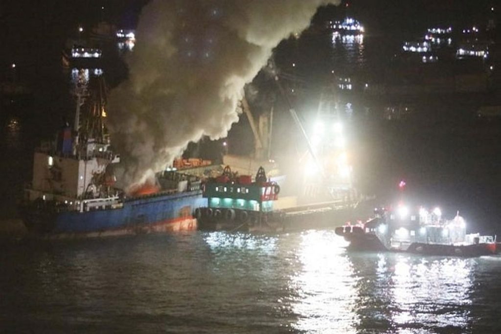 Πυρκαγιά ξέσπασε σε αμπάρι φορτηγού πλοίου