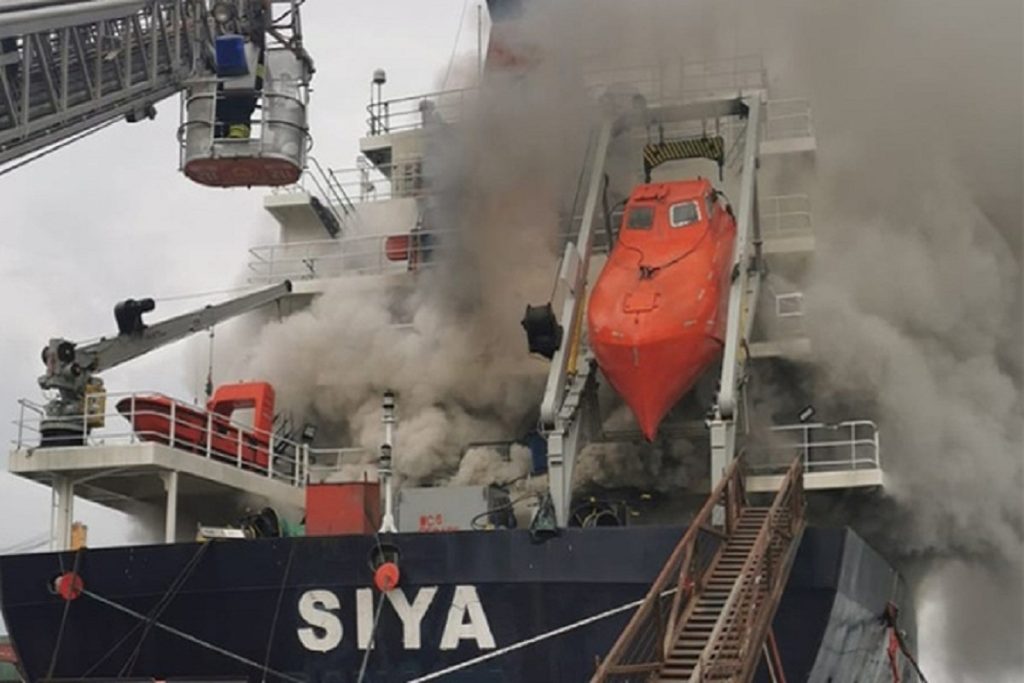 Πυρκαγιά σε φορτηγό πλοίο στη Γιάλοβα στην Τουρκία (φωτογραφίες)