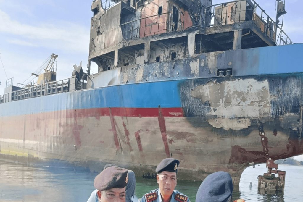 Παρανάλωμα του πυρός φορτηγό πλοίο στη Σιγκαπούρη