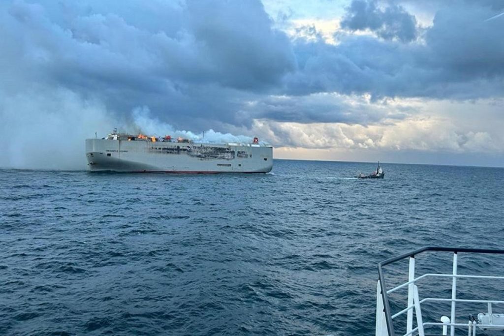 Πυρκαγιά σε πλοίο μεταφοράς αυτοκινήτων - 1 νεκρός & 16 τραυματίες (video)