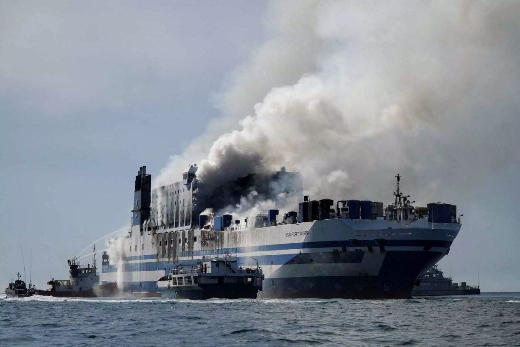 Πλακιωτάκης: Μικρές εστίες φωτιάς στο πλοίο- Ειδική ομάδα για τον εντοπισμό των αγνοουμένων