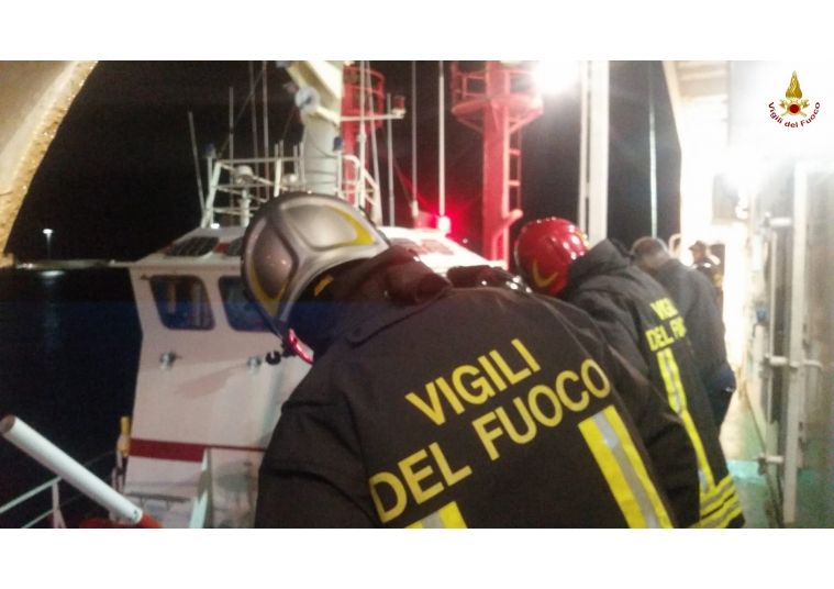 Πυρκαγιά σε ferry στο στενό της Μεσίνα [φωτο]