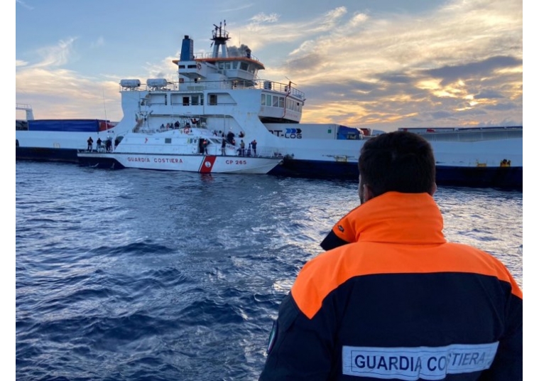Πυρκαγιά σε ferry στο στενό της Μεσίνα [φωτο]