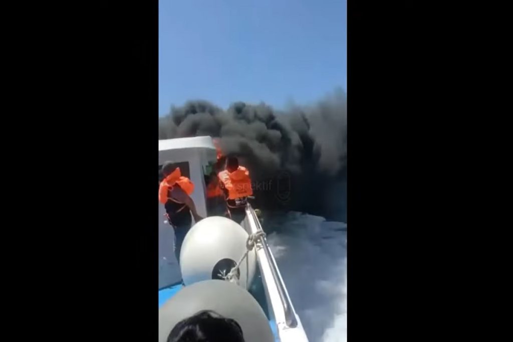ΒΙΝΤΕΟ : Πλοίο με 177 άτομα τυλίχθηκε στις φλόγες