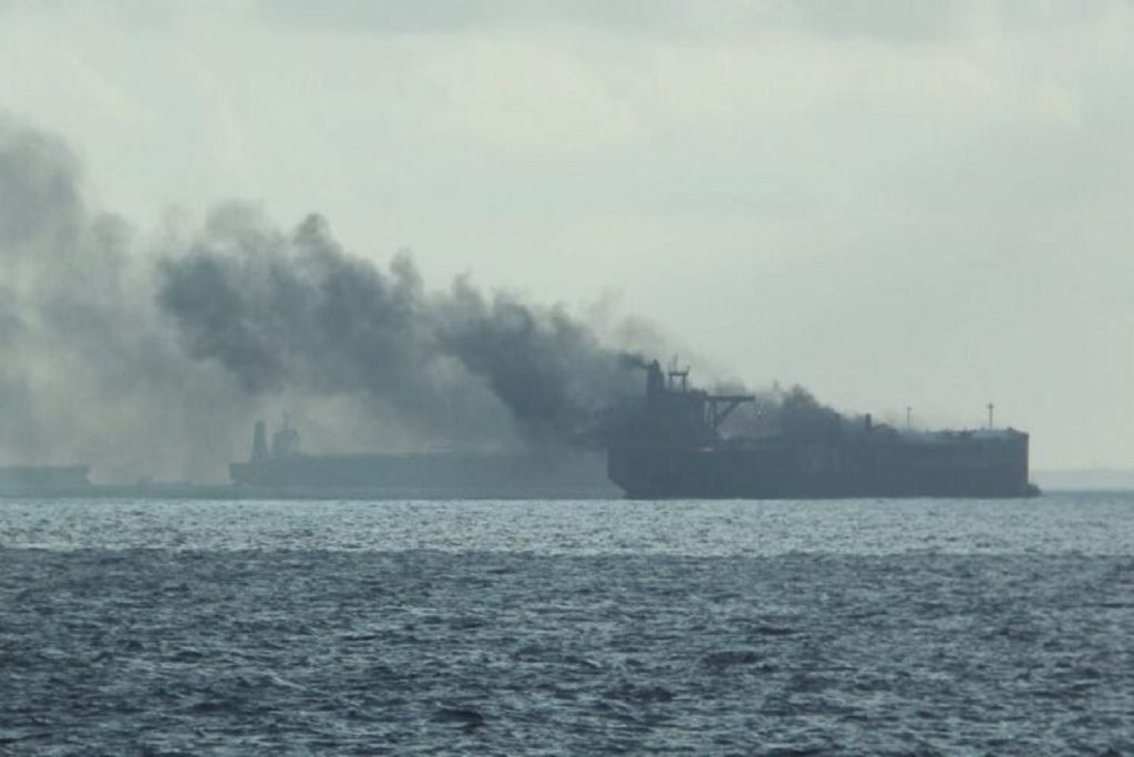 Δυο τάνκερ καίγονται στα ανοικτά της Σιγκαπούρης μετά την σύγκρουση τους