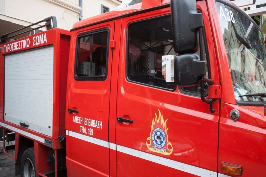Φωτιά σε ρυμουλκό πλοίο στο Πέραμα