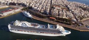 rekor-afixewn-k-anaxwrhsewn-transit-touristwn-sto-limani-tou-peiraia