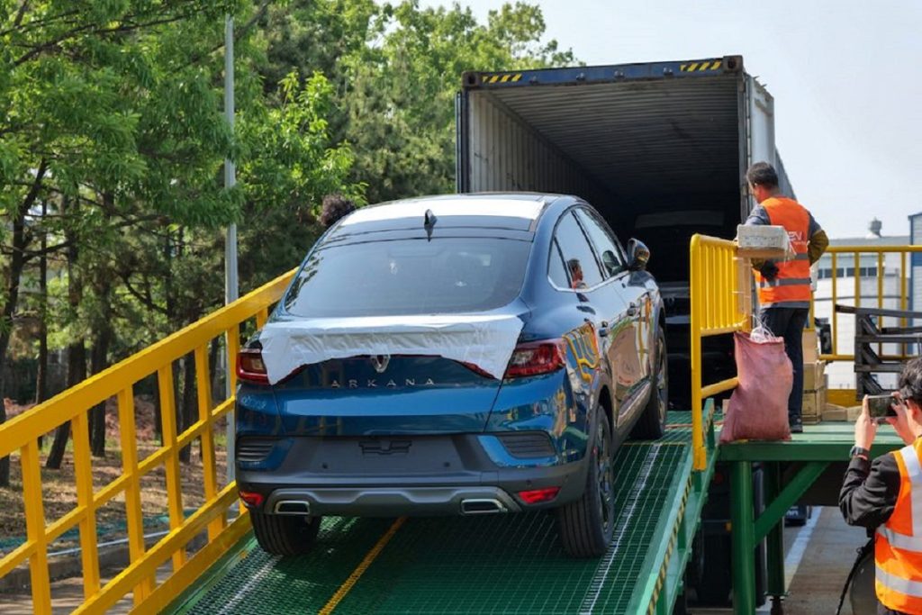 Ο Γαλλικός γίγαντας Renault ταράζει τα νερά ξεκινώντας τις μεταφορές καινούριων αυτοκινήτων μέσα σε κοντέινερ!