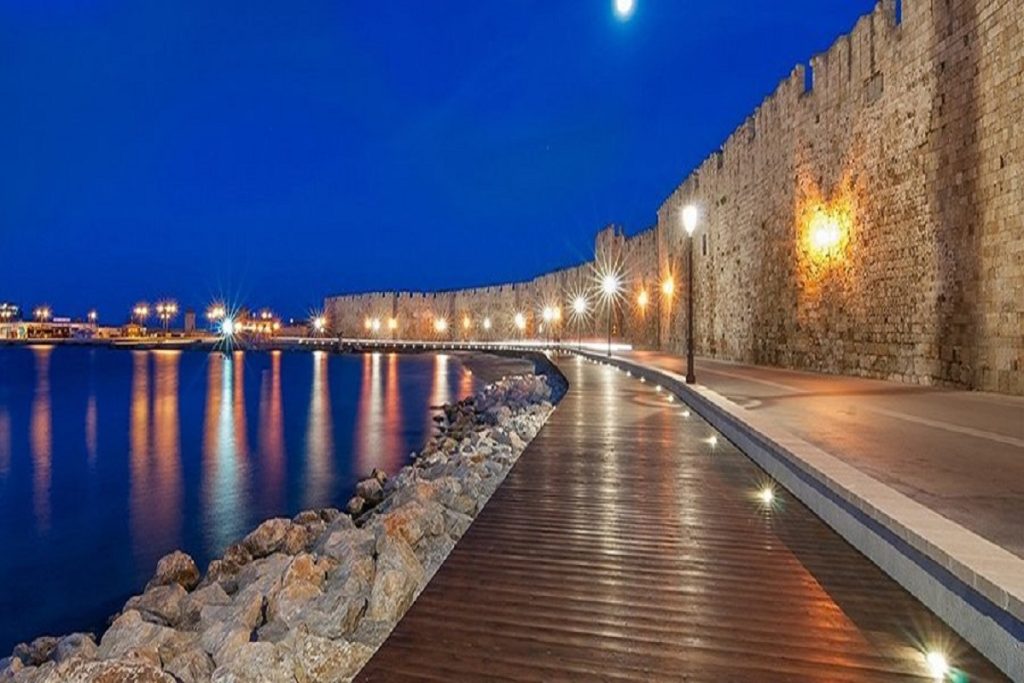 Το Yπουργείο Ναυτιλίας χρηματοδότησε με 450.000 ευρώ τον ξύλινο πεζόδρομο στη Ρόδο