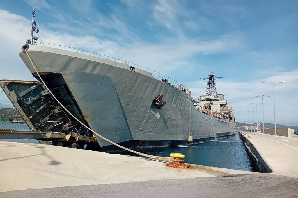 Μεταφορά αγαθών πρώτης ανάγκης στα Κύθηρα από το Αρματαγωγό «ΡΟΔΟΣ» (photos)