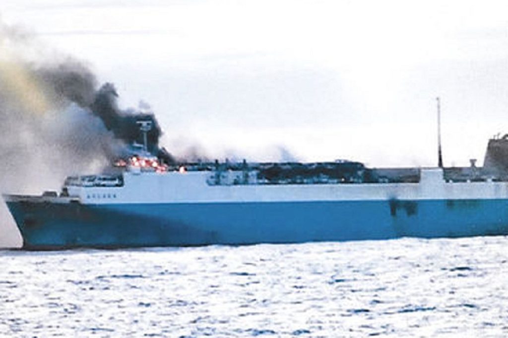 Ρωσικό πλοίο Ro/Ro πλήρες φορτωμένο έπιασε φωτιά και εγκαταλείφθηκε ακυβέρνητο στη θάλασσα της Ιαπωνίας