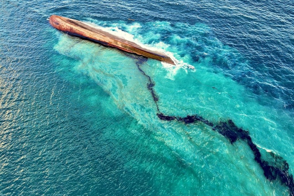 Το μυστηριώδες ρυμουλκό που προκάλεσε την καταστροφική πετρελαιοκηλίδα στο Τομπάγκο εντοπίστηκε στην Ανγκόλα!