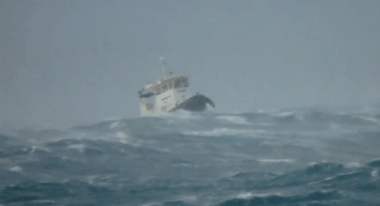 rumoulko_dinei_maxh_me_ta_kumata