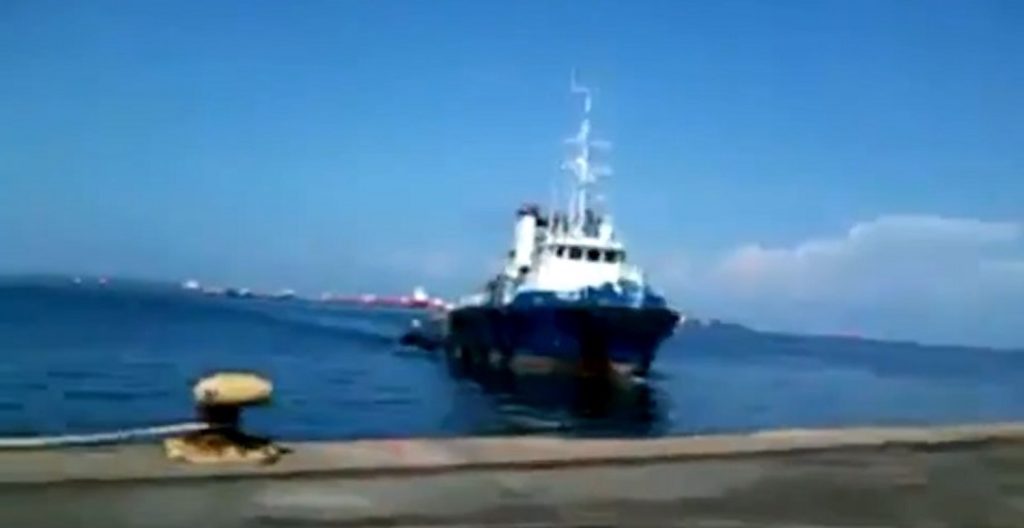 Ρυμουλκό χτυπάει με φόρα στο ντόκο ! (Video)