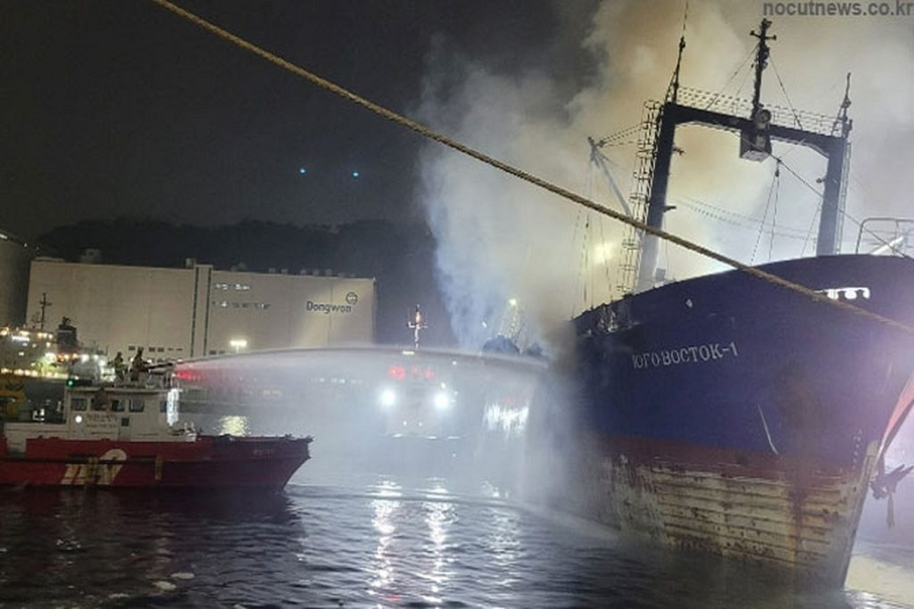 Πυρκαγιά στο ρωσικό πλοίο - εργοστάσιο ψαριών, 65 μέλη του πληρώματος εγκατέλειψαν