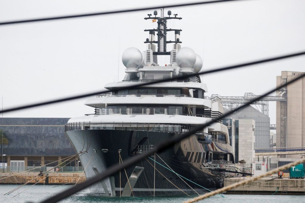 Η Νορβηγία αρνείται τον ανεφοδιασμό με καύσιμα ρωσικού σούπερ γιοτ αλλά το αφήνει να πάρει ρεύμα για να μη παγώσουν!