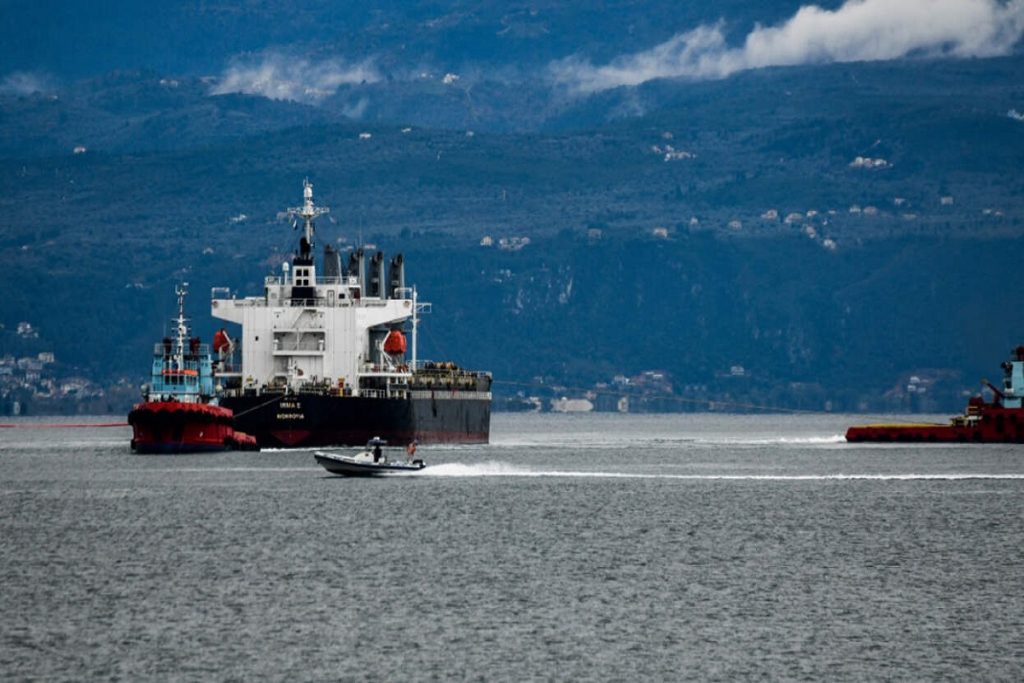 Πυρκαγιά σε φορτηγό πλοίο στο αγκυροβόλιο του Πειραιά