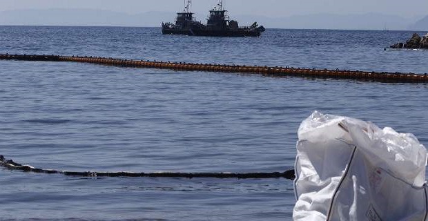 Ολοκληρώνονται σταδιακά οι εργασίες καθαρισμού των ακτών του παραλιακού μετώπου - Αποσύρονται τα πλωτά φράγματα