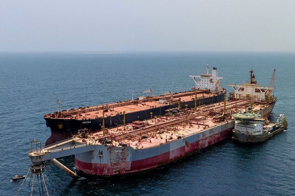 Βίντεο: Σε εξέλιξη η επιχείρηση μετάγγισης των 1,4 εκ. βαρελιών πετρελαίου από το πλοίο - «οικολογική βόμβα» (video)