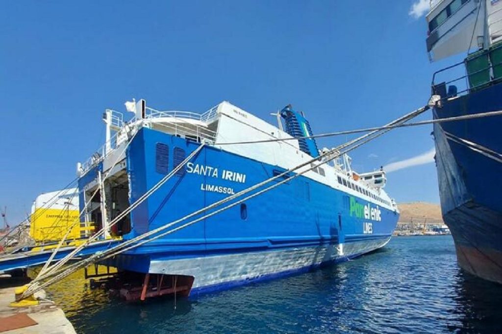 Πρόσκρουση του SANTA IRINI στο λιμάνι της Θήρας