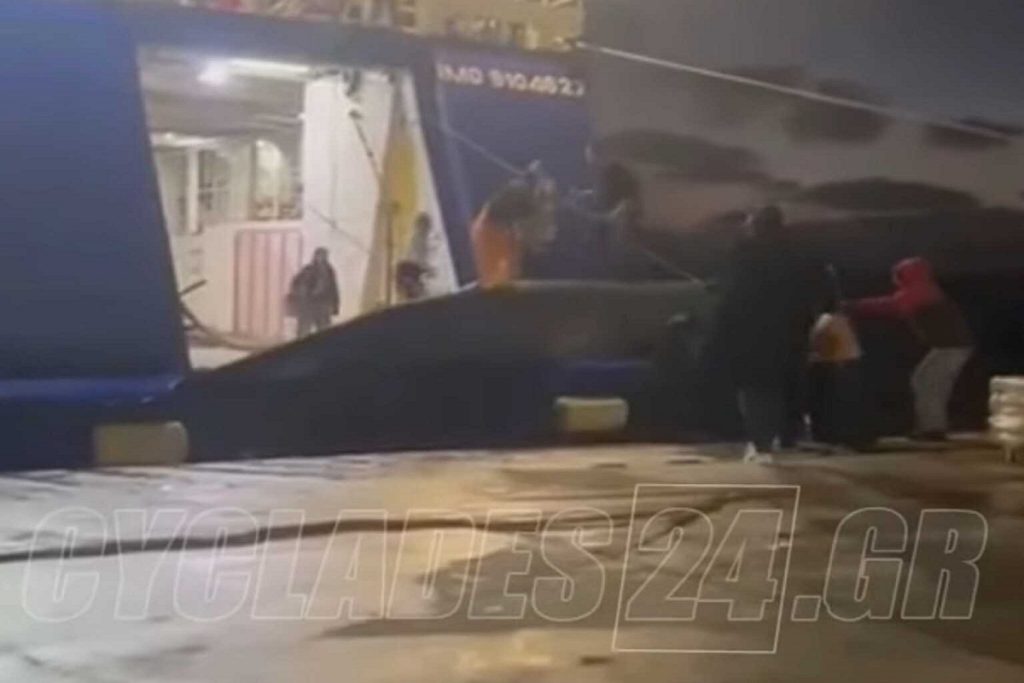 ΒΙΝΤΕΟ: Η «μάχη» του καπετάνιου να δέσει το πλοίο στο λιμάνι της Ανάφης!