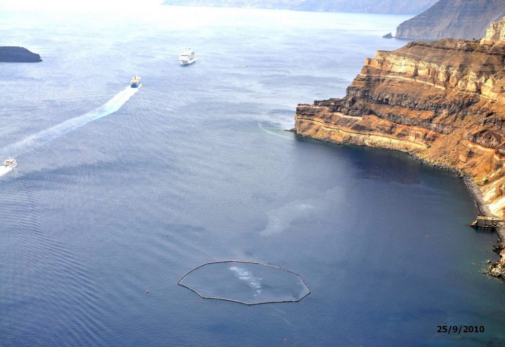 Το ναυάγιο του SEA DIAMOND στη Σαντορίνη εκπέμπει σήμα κινδύνου!!