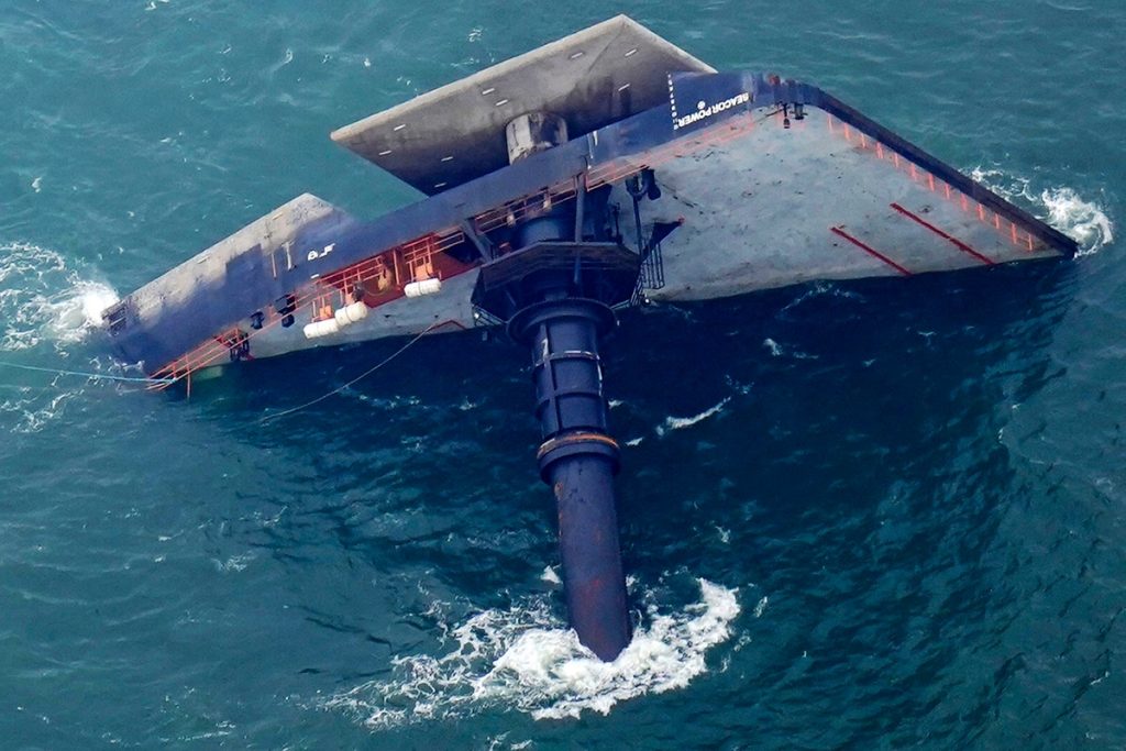 Seacor Power: Ξεκίνησε η διαδικασία απάντλησης του πετρελαίου μετά την ανατροπή του (photos)