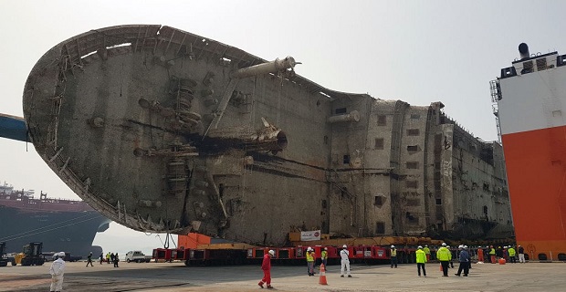 Ολοκληρώθηκε η μεταφορά του ναυαγίου του Sewol στη στεριά (photos) Ολοκληρώθηκε η μεταφορά του ναυαγίου του Sewol στη στεριά (photos)