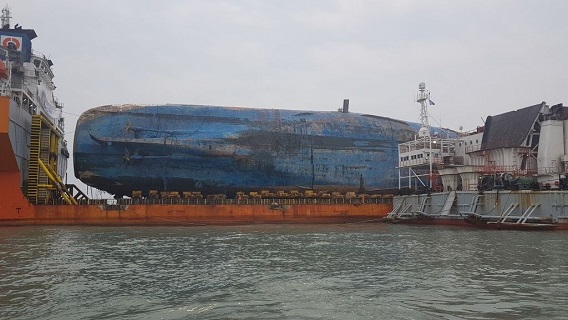 Ολοκληρώθηκε η μεταφορά του ναυαγίου του Sewol στη στεριά (photos) Ολοκληρώθηκε η μεταφορά του ναυαγίου του Sewol στη στεριά (photos)