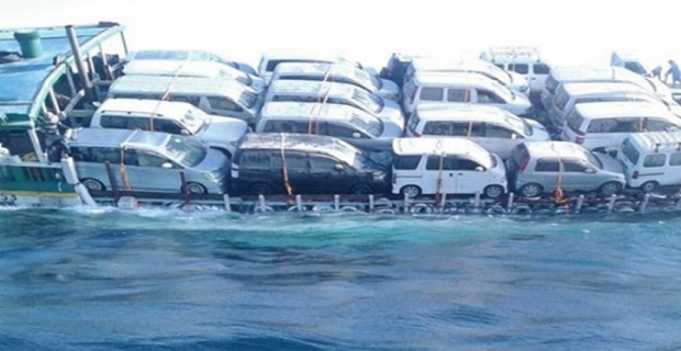 Πλοίο φορτωμένο με αυτοκίνητα βυθίζεται στο Ομάν (photos) ship_cars_sunk