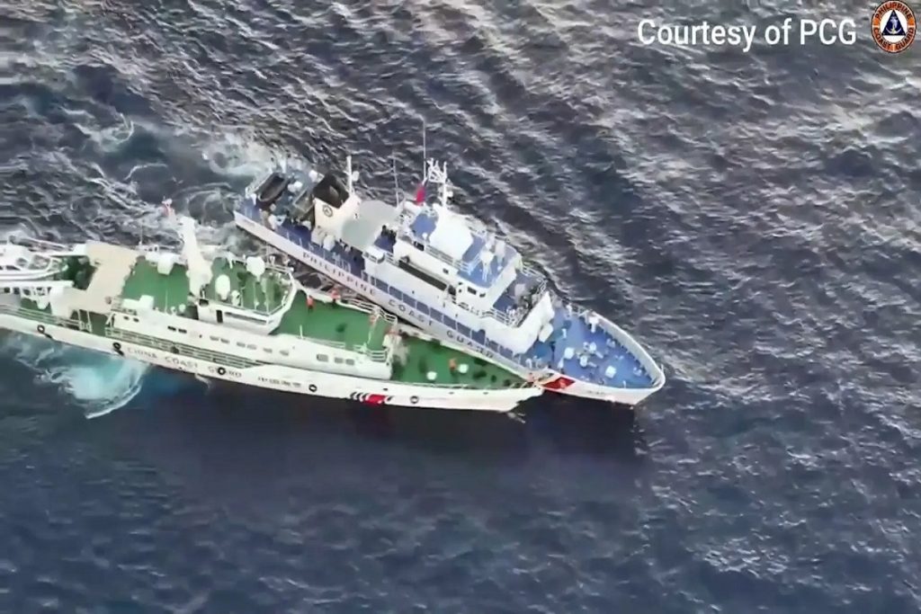Κυβερνητικό πλοίο των Φιλιππίνων συγκρούστηκε με κινεζικό πλοίο- Ένας τραυματίας (video)
