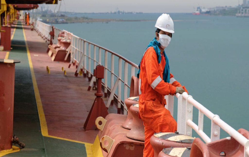 ICS: Προτεραιότητα ο εμβολιασμός των ναυτικών- τουλάχιστον 400,000 οι εγκλωβισμένοι στα πλοία