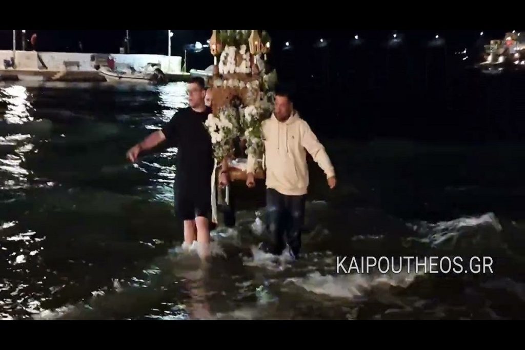 Έβαλαν στην θάλασσα τον επιτάφιο στη Σίφνο (video)