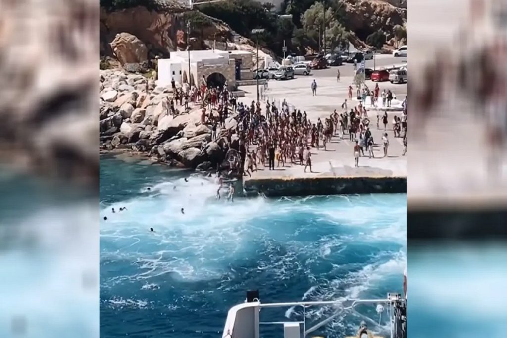 Σίκινος: Αποχαιρετούν τους τουρίστες που φεύγουν με το πλοίο κάνοντας... βουτιές στο λιμάνι (video)